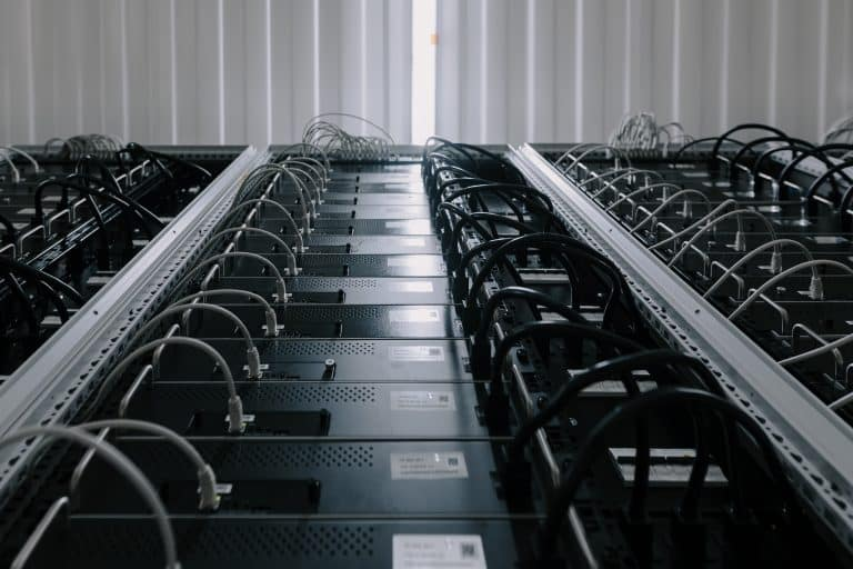 Wassergekühlte ASIC-Miner im Bitcoin Mining Standort Finnland