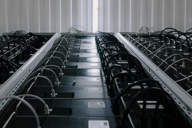 Wassergekühlte ASIC-Miner im Bitcoin Mining Standort Finnland