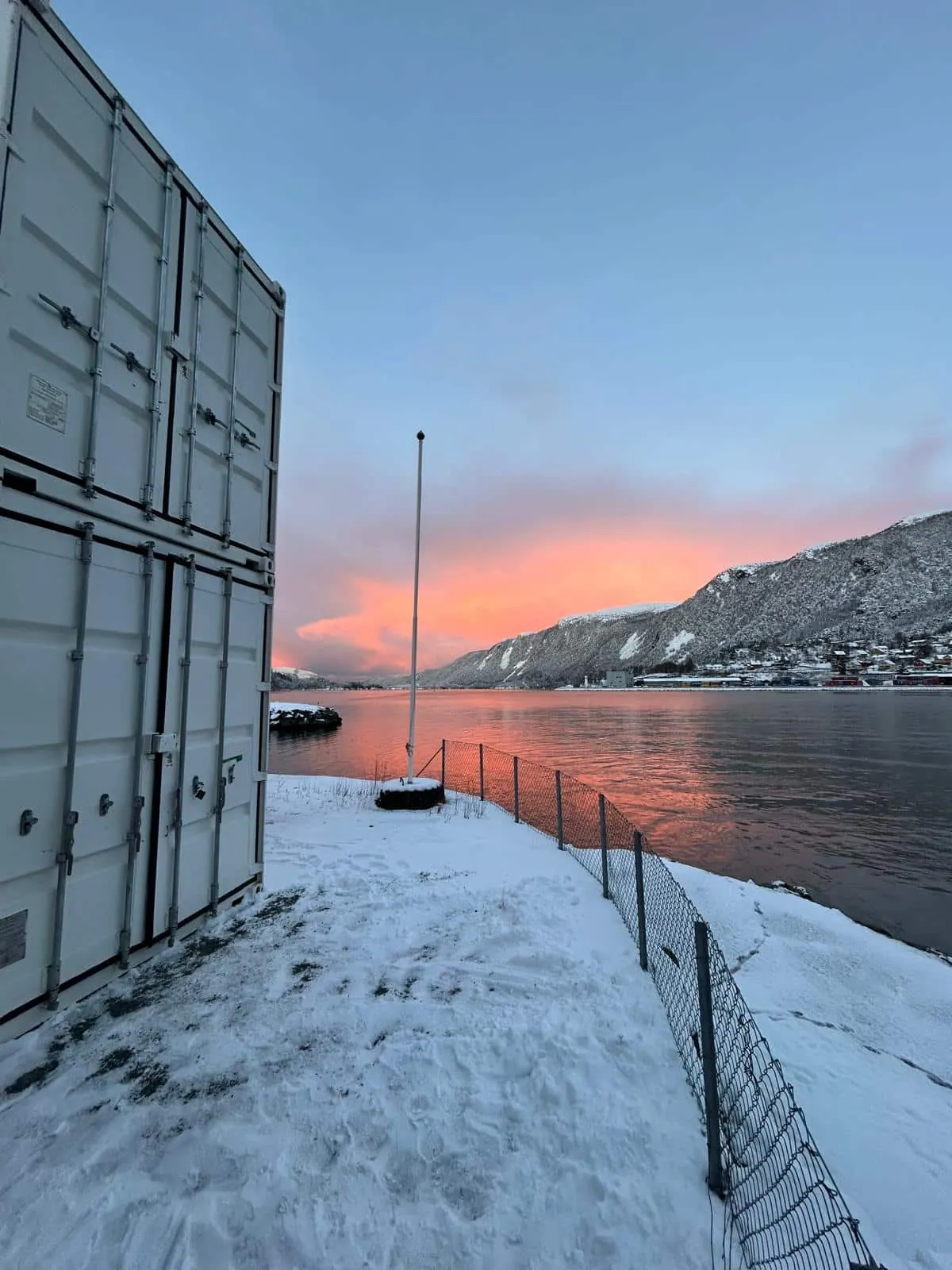 MIM Mining-Container am norwegischen Fjord bei Sonnenuntergang