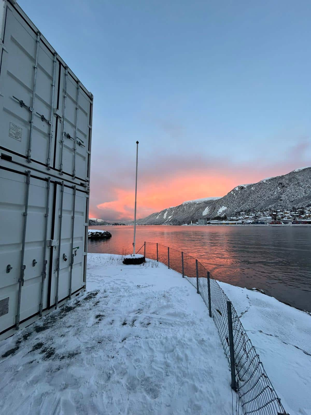 Mining Container an einem norwegischen Fjord