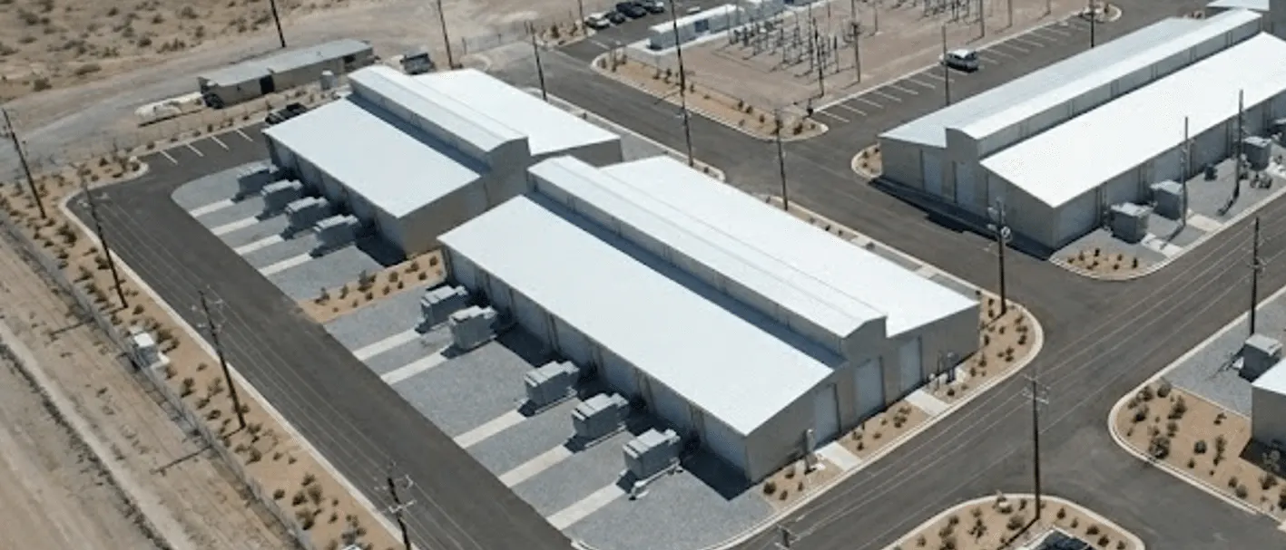 Bitcoin Mining Standort Texas 2 mit Lagerhalle und Container-Infrastruktur